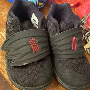 Boys kyrie black shoes